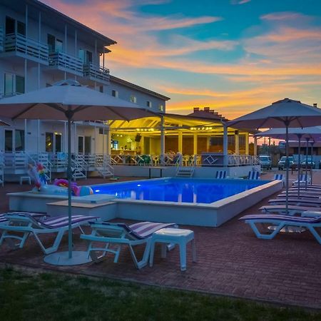 Family Hotel Happy Inn Zatoka Exterior foto